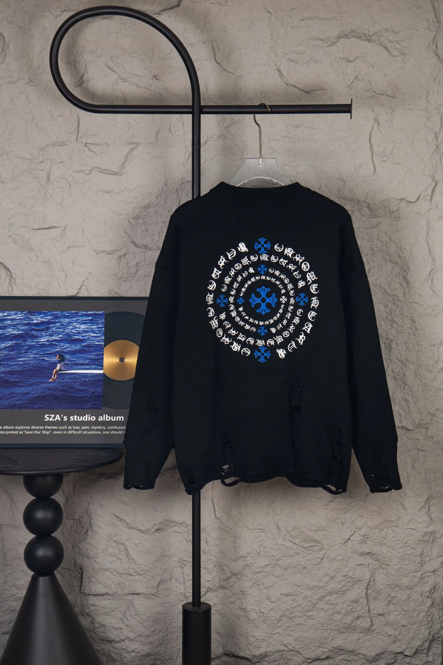 P260 Chrome Hearts CH Chrome Hearts Embroidered Disk Sanskrit Cross Hole Knitted Sweater Pullover. The popular style is the same for men and women. It is matched with black and white. It looks great in real life. The upper body looks good and it looks good in daily wear. It is even better when taking photos. It’s hard not to buy it. Buy it for me!!! Believe me, no one can refuse such a machine-length Chrome Hearts jacket. The version has been expanded based on the old version. The upper body is loose and stylish, and the hem is expanded to a casual design. Fat people look extremely slim, thin people have limited height and high-end. Ten thousand yuan ZP printing, 1:1 perfect restoration, looks good when worn alone or stacked, can be easily controlled by both men and women. If you care more about quality, you must also respect the price. It is completely different from the thin see-through bottoms and junk products on the market that pill when worn. If the style makes you shine at a glance, then quality is what you should pay more attention to. Compared with price, we focus on quality. Customers who have received my products all know it. ️️️ Sweaters on the market are generally made of bract core yarn. We use modal. The advantages over core-spun yarn are very intuitive: high cost, high price, high density, relatively expensive for developers, and let us make a lot less money. In addition, it is delicate, has no scum on the upper body, resists pilling, and is high-end. We are conscientious sellers and do not use core-spun yarn. Apart from being cheap, core-spun yarn is really useless. It shrinks, pills, hooks, and makes people pierced. He is proficient in everything. It is 2024. Who doesn’t want to look decent when they go out? Quality determines the upper body effect. No matter how bad the quality, the best style is still the temperament of the urban-rural fringe. We only do long-term business. Quality determines character. Take it back and wear it with confidence and wash it. The quality of the pattern will definitely make your eyes shine. We only make the right version of high quality. We make high-end hard goods. Reject junk goods and reject fast food. Conscientious quality and conscientious price. You deserve it!  Color: Black Beige Gray Size: S M L